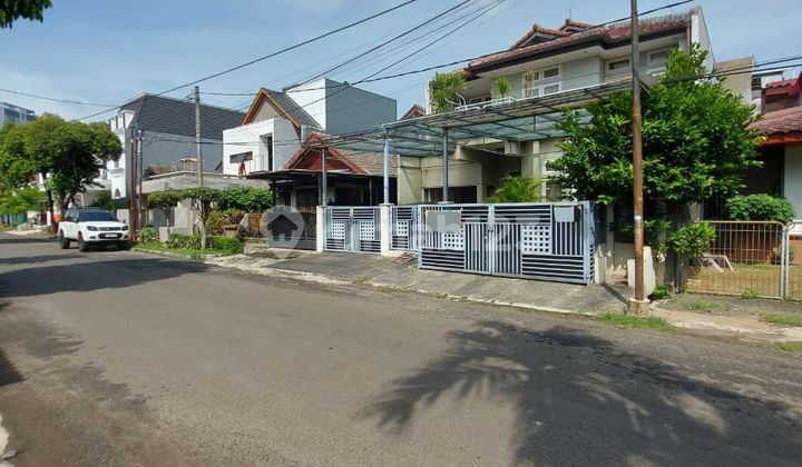 Quick Sale !! Ready-to-Live House in the Large Bintaro Jaya Complex, South Tangerang