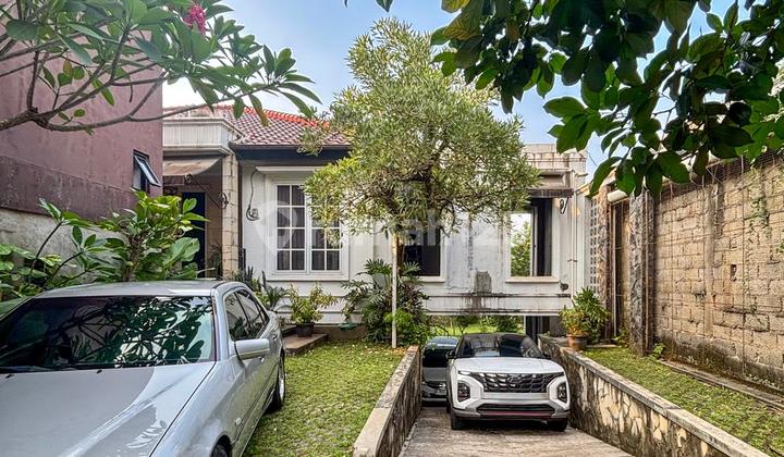 Dijual Rumah Secondary Terawat Siap Huni dengan Halaman Luas Berlokasi di Area BSD, Tangerang Selatan