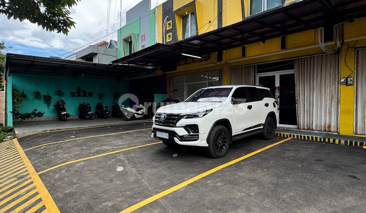 For sale: a ready-to-use 2-story shophouse in Poltangan, Pasar Minggu. The unit is tidy and in fairly well-maintained condition.