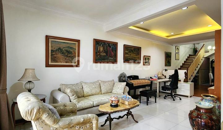 Rumah Apik dan Terawat dengan Row Jalan bisa 2 Mobil, Lingkungan Nyaman dan Tenang