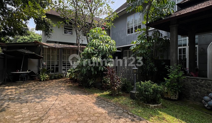 Rumah Hook, Nyaman dan Siap Huni. Lokasi Strategis di Lebak Bulus