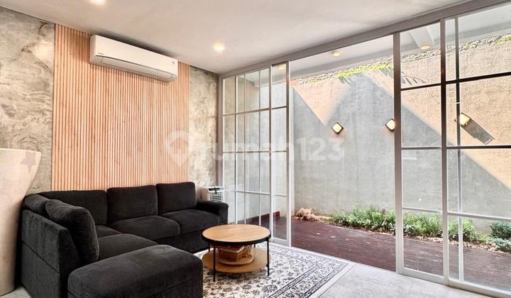 Dijual Rumah Dalam Cluster Berkonsep Scandanavian Semi Furnished di Wilayah Cirendeu