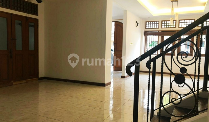 Disewakan Rumah 2 Lantai Lokasi Strategis bisa untuk Kantor Disewakan Rumah 2 Lantai Lokasi Strategis bisa untuk Kantor