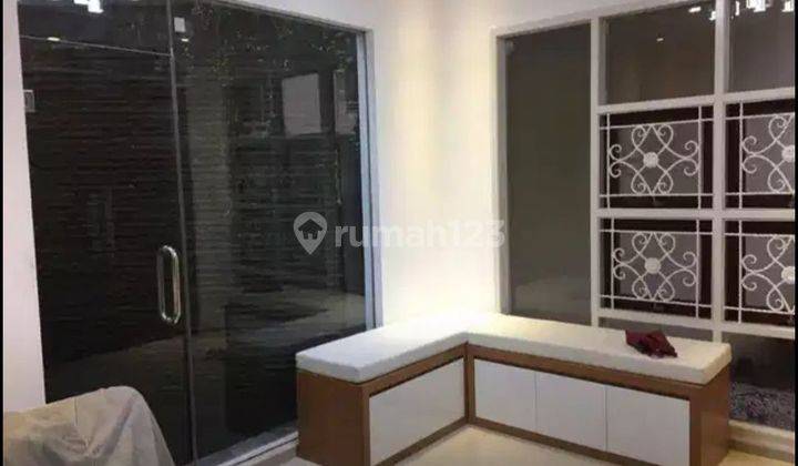 DISEWAKAN RUMAH TOWNHOUSE NYAMAN 2 LANTAI DENGAN SEMINBASEMENT DI LEBAK BULUS FULLY FURNISHED SWIMMING POOL DEKAT STASIUN MRT 2