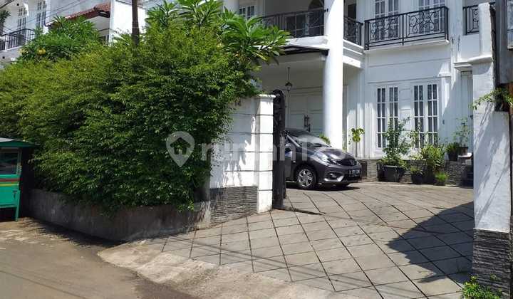 Rumah Murah 2 Lantai Semi Furnished & Private Pool Hadap Timur