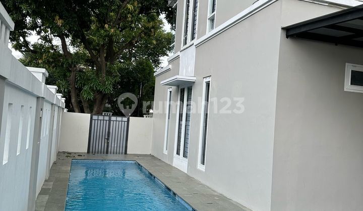 Disewakan Rumah 2 Lantai Hoek dengan Kolam Renang