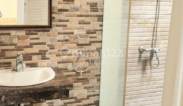 Disewakan Rumah 3 Lantai American Classic Design Dekat Pim 2 2