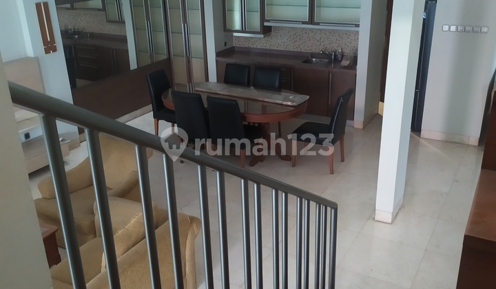 Dijual Rumah Hoek 2 Lantai Semi Furnished
