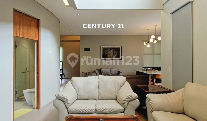 Rumah Cantik Siap Huni Dilengkapi Swimming Pool di Sektor 9