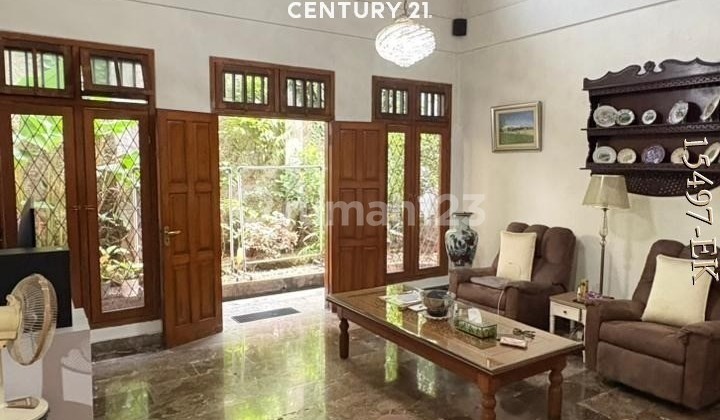 Dijual Rumah dengan Halaman Luas Hommy di Dekat Tanah Kusir
