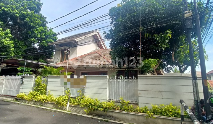 Dijual Rumah hook, depan taman, luas, strategis di Pasar Minggu Jakarta Selatan.