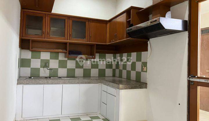 DISEWAKAN RUMAH ASRI, SANGAT TERAWAT DI AREA EKSLUSIF SETRADUTA 3