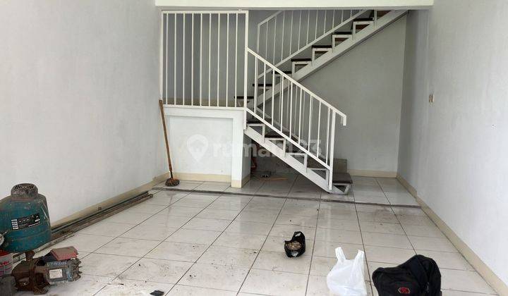 DISEWAKAN RUMAH ASRI, SANGAT TERAWAT DI AREA EKSLUSIF SETRADUTA 4