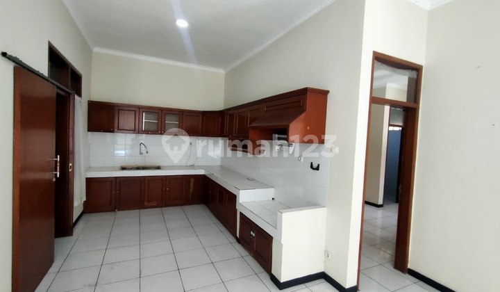 For sale, a very well-maintained and serene house in Batununggal. 2