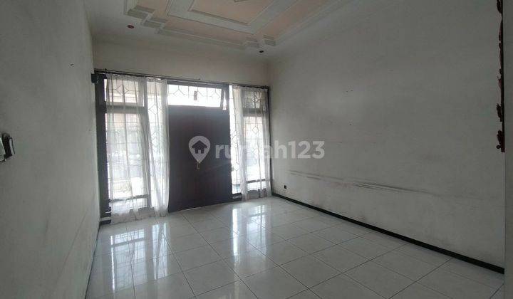 Disewakan Rumah Terawat 2 Lantai Strategis di Boulevard Araya 2