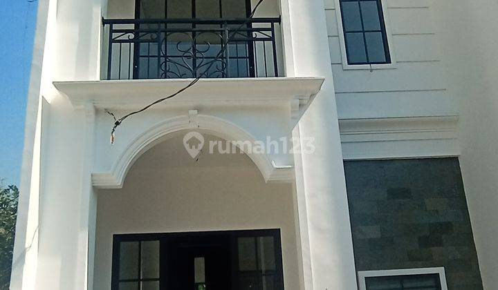 Rumah 2 Lantai siap huni lokasi premium dekat Pintu Tol Desari 2