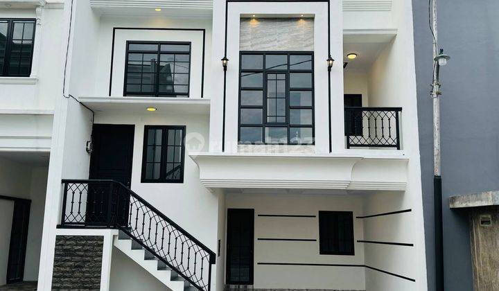 Rumah Dalam Townhouse Hanya Selangkah Tol Desari 1