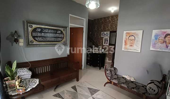 Rumah Modern Minimalis 2 Lantai di Sariwangi