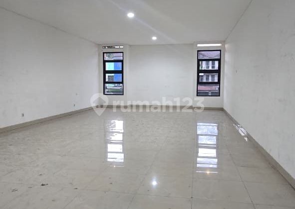 Prime Location Shop House in Batununggal Complex, 3 Floors 2