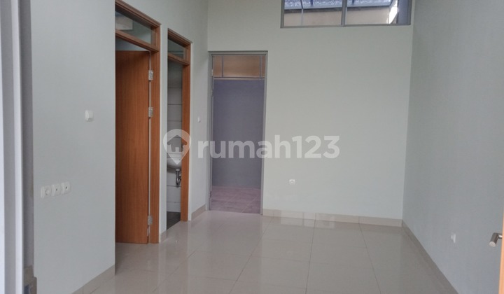 Rumah Masih Baru dan Sudah Renovasi di Istana Regency Jatinangor Rumah Masih Baru dan Sudah Renovasi di Istana Regency Jatinangor