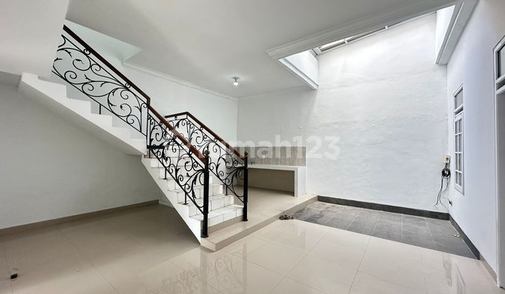 Rumah Minimalis Modern di Taman Kopo Indah 2 2