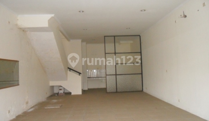 3-Storey Shop House in a Strategic Location in Batununggal 2