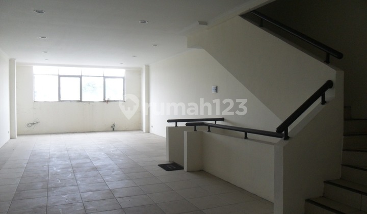 3-Storey Shop House in a Strategic Location in Batununggal 1