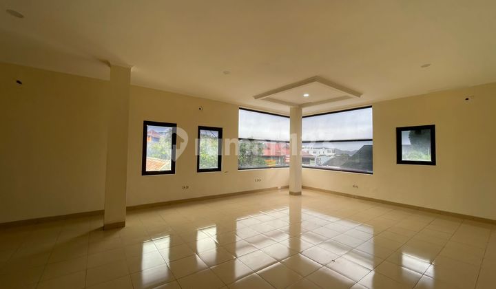2.5-Story Shop House Strategic Location at Sersan Bajuri