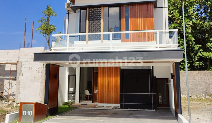 Perumahan Mewah dengan "Sky Balcony" pertama di Jogja. Lokasi Strategis Dekat Pakuwon Mall Dan UPN Perumahan Mewah dengan "Sky Balcony" pertama di Jogja. Lokasi Strategis Dekat Pakuwon Mall Dan UPN