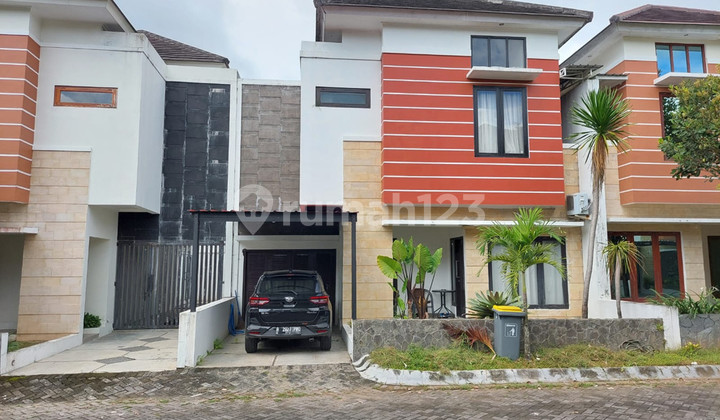 Hunian Exclusive Desain Modern Minimalis, Dalam Perum Royal Maguwo. Hunian Exclusive Desain Modern Minimalis, Dalam Perum Royal Maguwo.