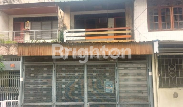 HOUSE ON PARAPAT STREET, MEDAN PERJUANGAN AREA, 2 STORIES, READY TO OCCUPY, CERTIFICATE (SHM), 4 BEDROOMS, 2 BATHROOMS