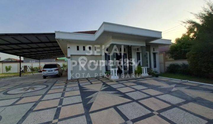 Rumah bulatan mewah semi furnish berhalaman luas dekat jl.lili 1