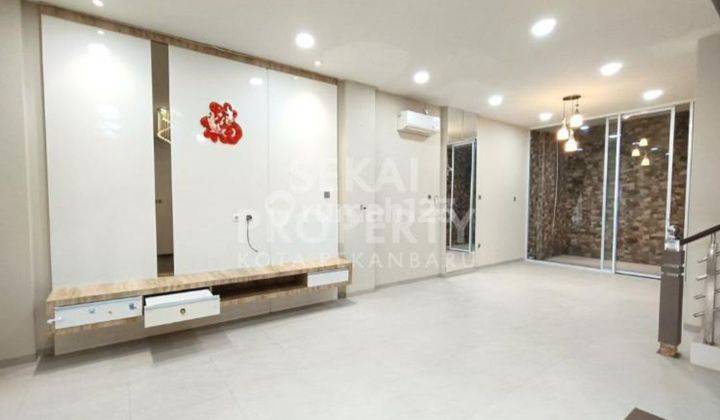 Rumah cluster 2,5 lantai mewah semi furnish siap huni di tengah kota Jl. Pemuda 2