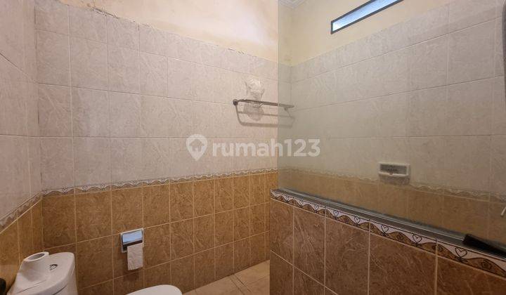 Disewakan rumah 2 lantai di renon 6