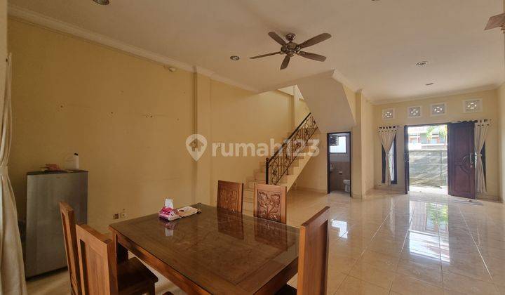 Disewakan rumah 2 lantai di renon 9