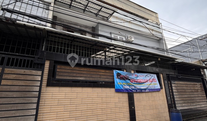 Jarang Ada! Rumah Super Luas 3 Lantai di Jelambar, Cocok untuk Keluarga Besar & Investasi Kos!
