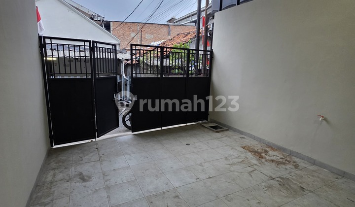 Latumenten House, Strategic Location Near Business Center, Close to Mall, Near Station. 2