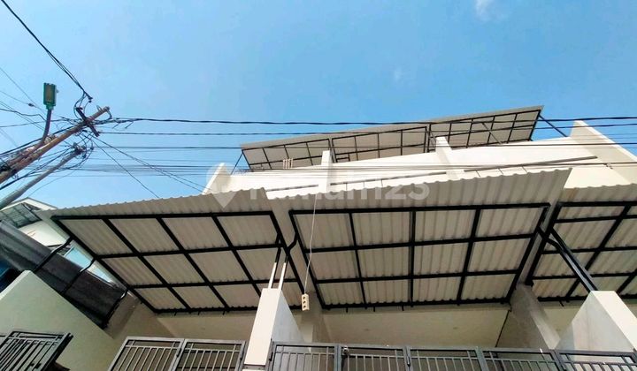 Latumenten House, Strategic Location Near Business Center, Close to Mall, Near Station. Latumenten House, Strategic Location Near Business Center, Close to Mall, Near Station.