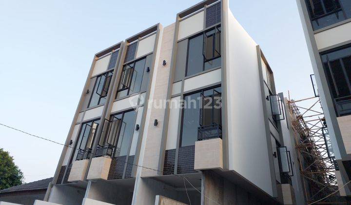 Rumah Kedoya 3 Lantai Shm Utara Jalan 2 Mobil 2