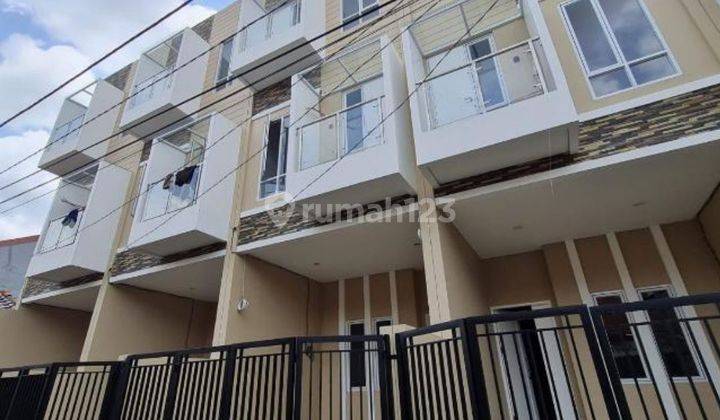 Rumah duri kepa di Jalan asem shm 3 lantai 1