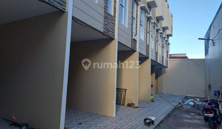 Rumah baru duri kepa 3 lantai jalan 2 mobil shm 1