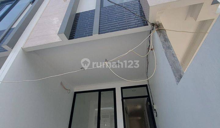 Rumah Kedoya di Jalan Pilar 3 Lantai SHM Timur Jalan 2 Mobil 1