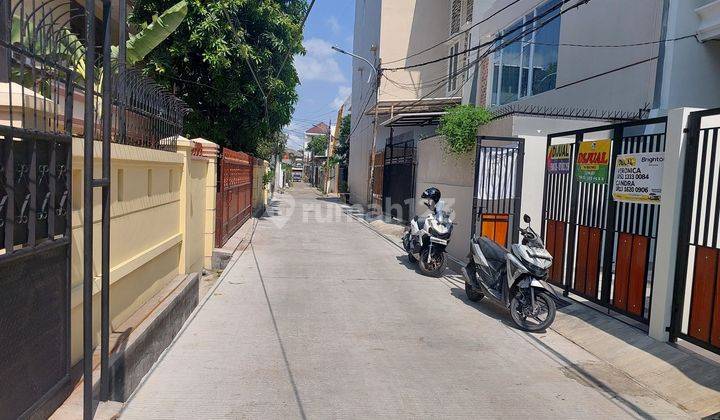 Rumah Taman Ratu 3 Lantai SHM Utara jalan 2 mobil  2