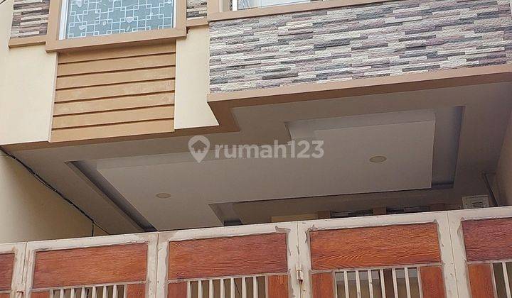 Rumah Tomang di Jalan Mandala 3.25 Lantai SHM Baru Jalan 2 Mobil