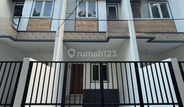 Rumah Taman Ratu di Jalan ratu mawar 3 Lantai SHM Utara 1