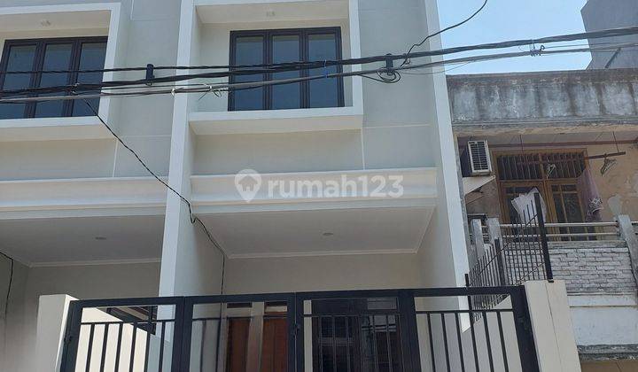 Rumah Taman Ratu 3 Lantai SHM Utara jalan 2 mobil  1