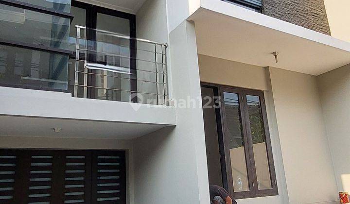 Rumah Jelambar 2.5 Lantai Area Bisnis Jalan 2 Mobil Shm 2