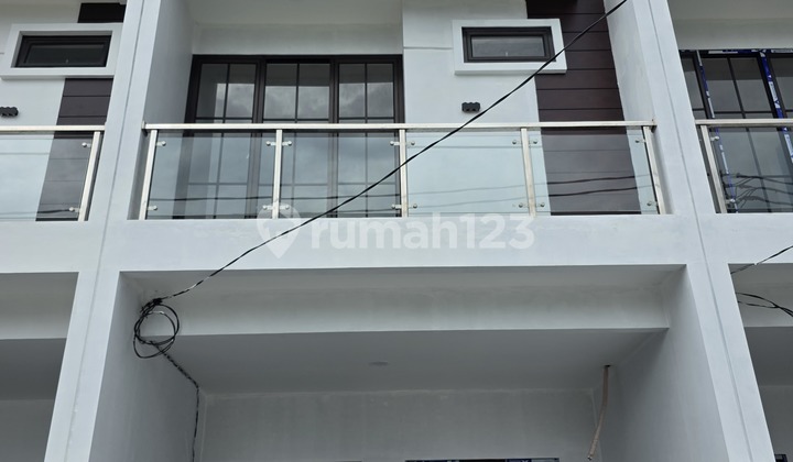 Rumah Meruya Siap Huni Strategis Row Jalan 3 Mobil