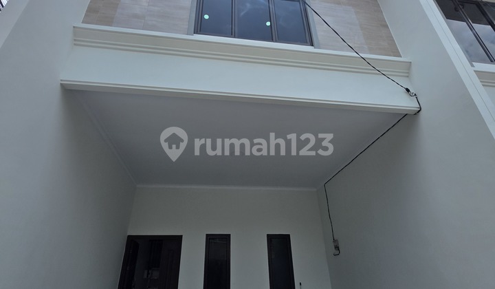 Rumah 3 Lantai Premium di Tanjung Duren, Selangkah ke Central Park & Untar