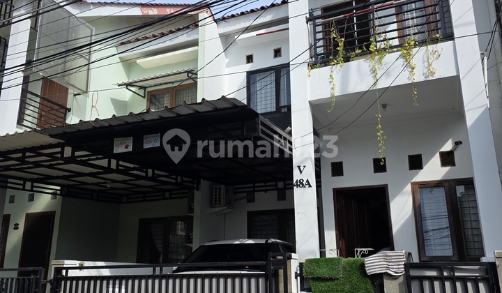 Rumah 2 Lantai Strategis di Tomang - Siap Huni & Lingkungan Tenang! Rumah 2 Lantai Strategis di Tomang - Siap Huni & Lingkungan Tenang!